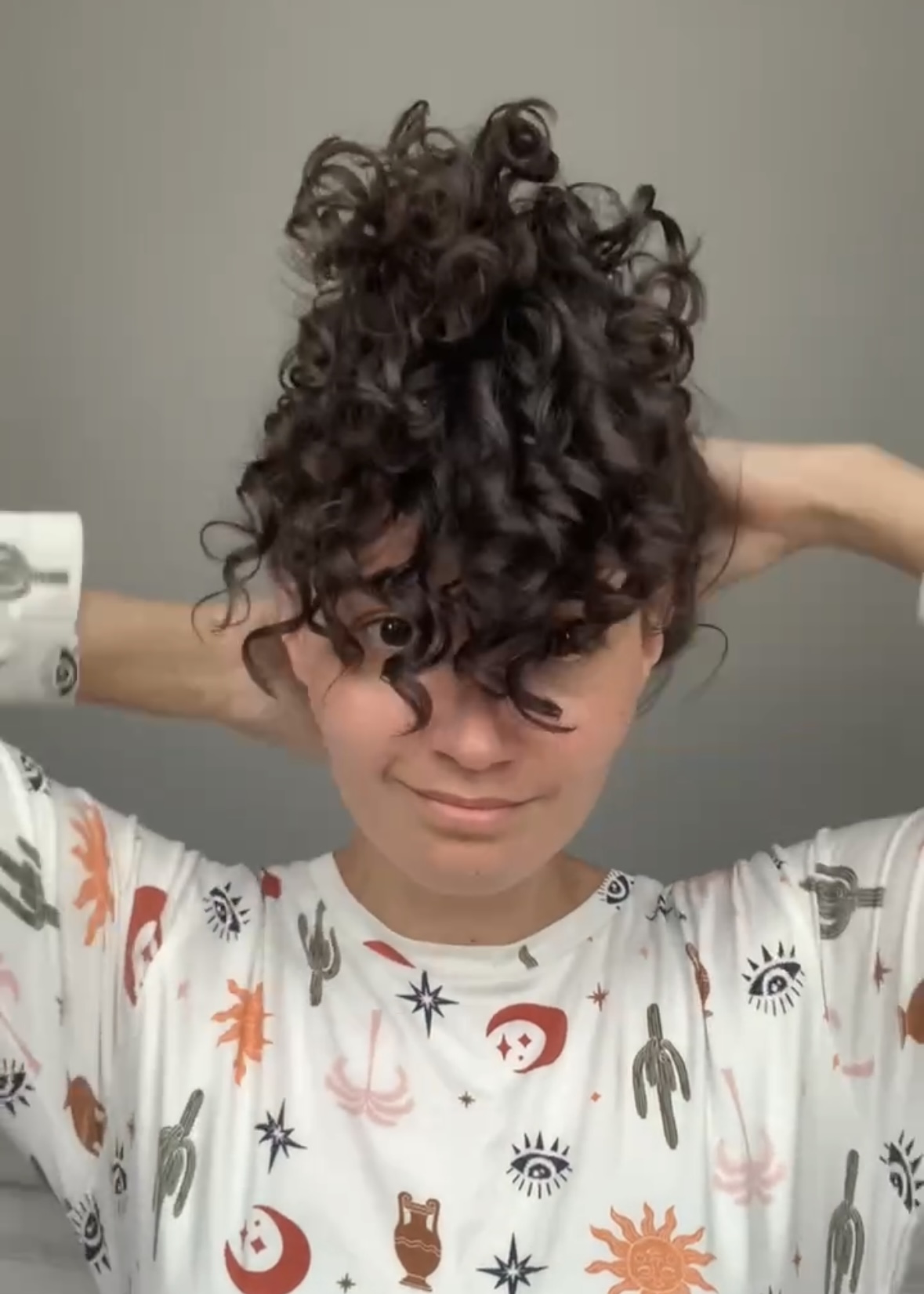 Curly hair pineapple sleep protection method